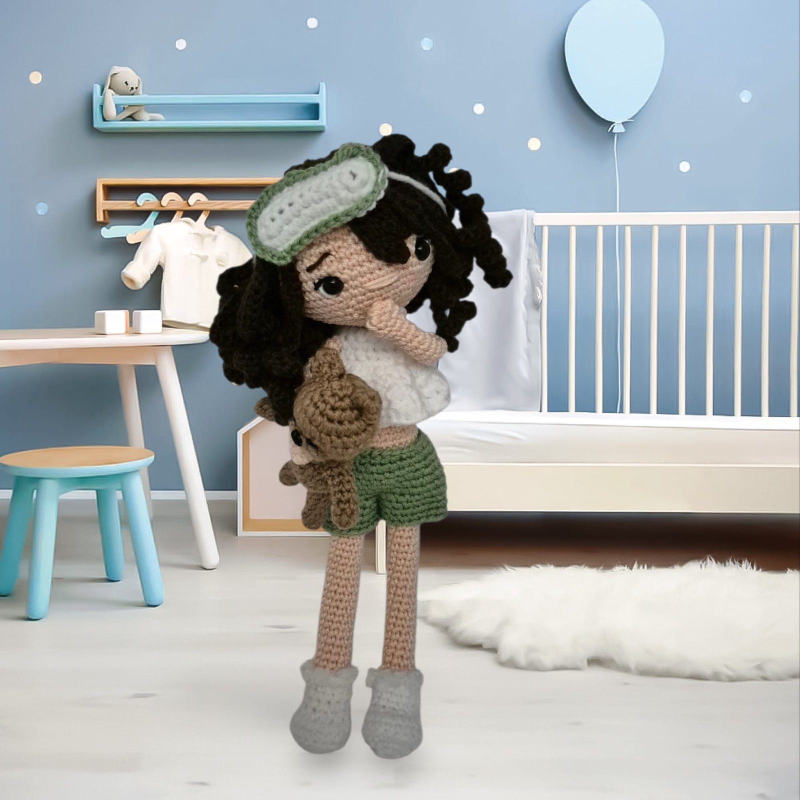 Muñeca amigurumi con antifaz y osito