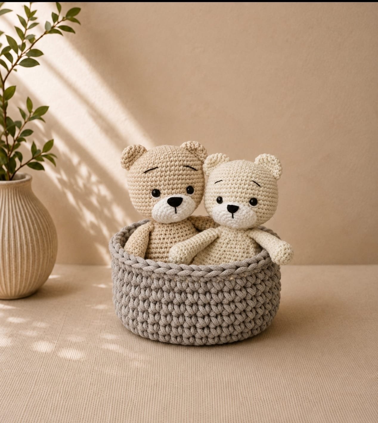Dos ositos de crochet dentro de una canasta tejida